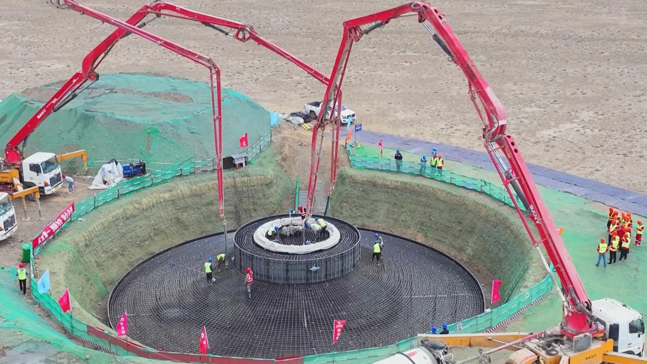 5月24日,W66利来国际木垒100万千瓦风电项目正在进行设备基础混凝土浇注工作。加尔斯摄.jpg 5月24日,W66利来国际木垒100万千瓦风电项目正在进行设备基础混凝土浇注工作。加尔斯摄.jpg